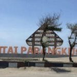 Pantai Parangkusumo Jogja Selancar di Wisata Gumuk Pasir