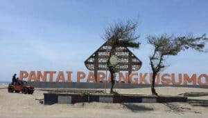 Pantai Parangkusumo Jogja: Selancar di Wisata Gumuk Pasir
